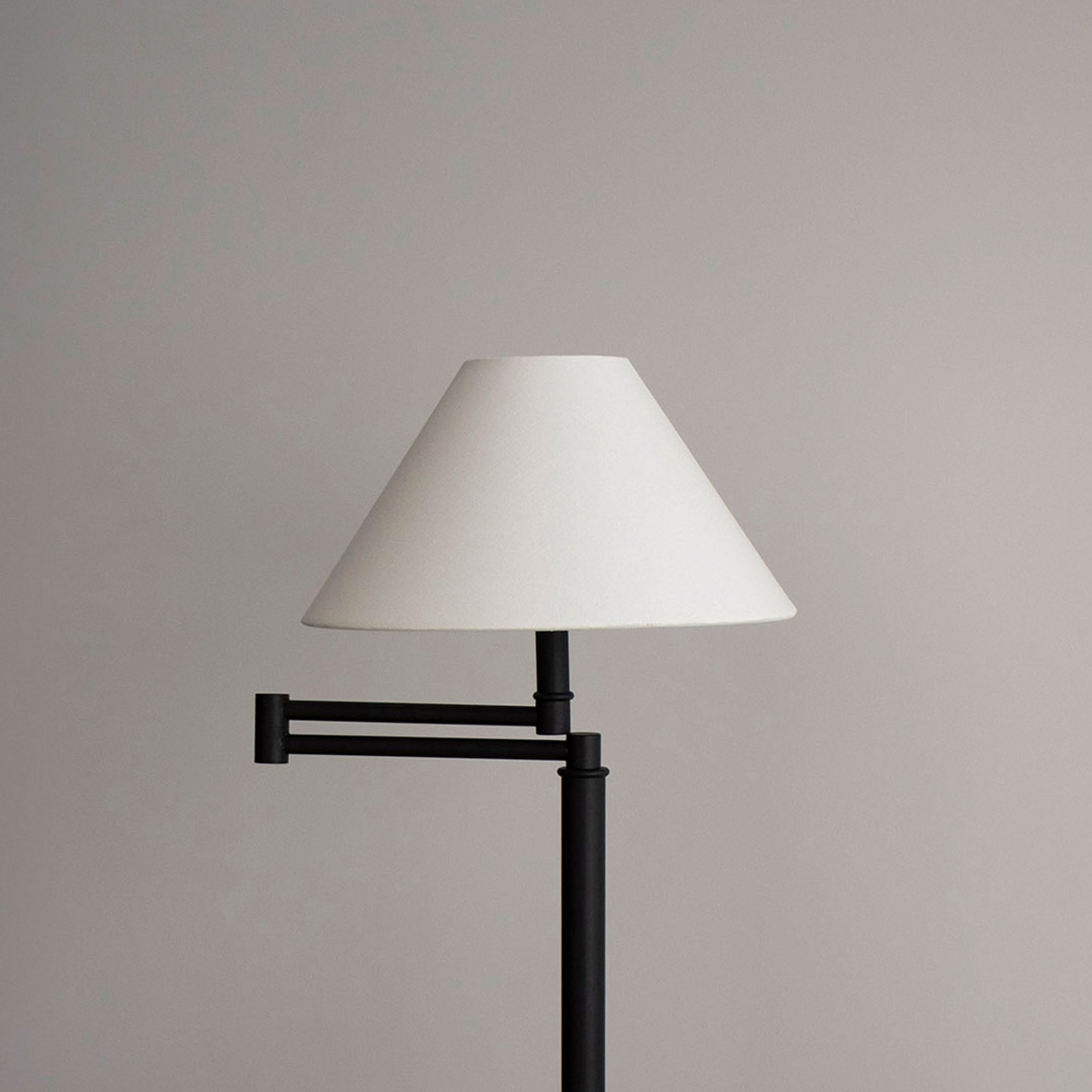 Line Stand Lamp Brass
