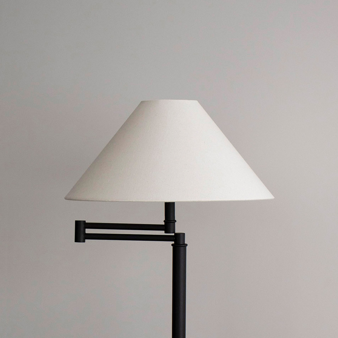 Line Stand Lamp Brass