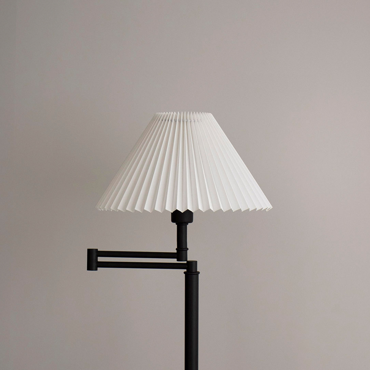 Line Stand Lamp Brass