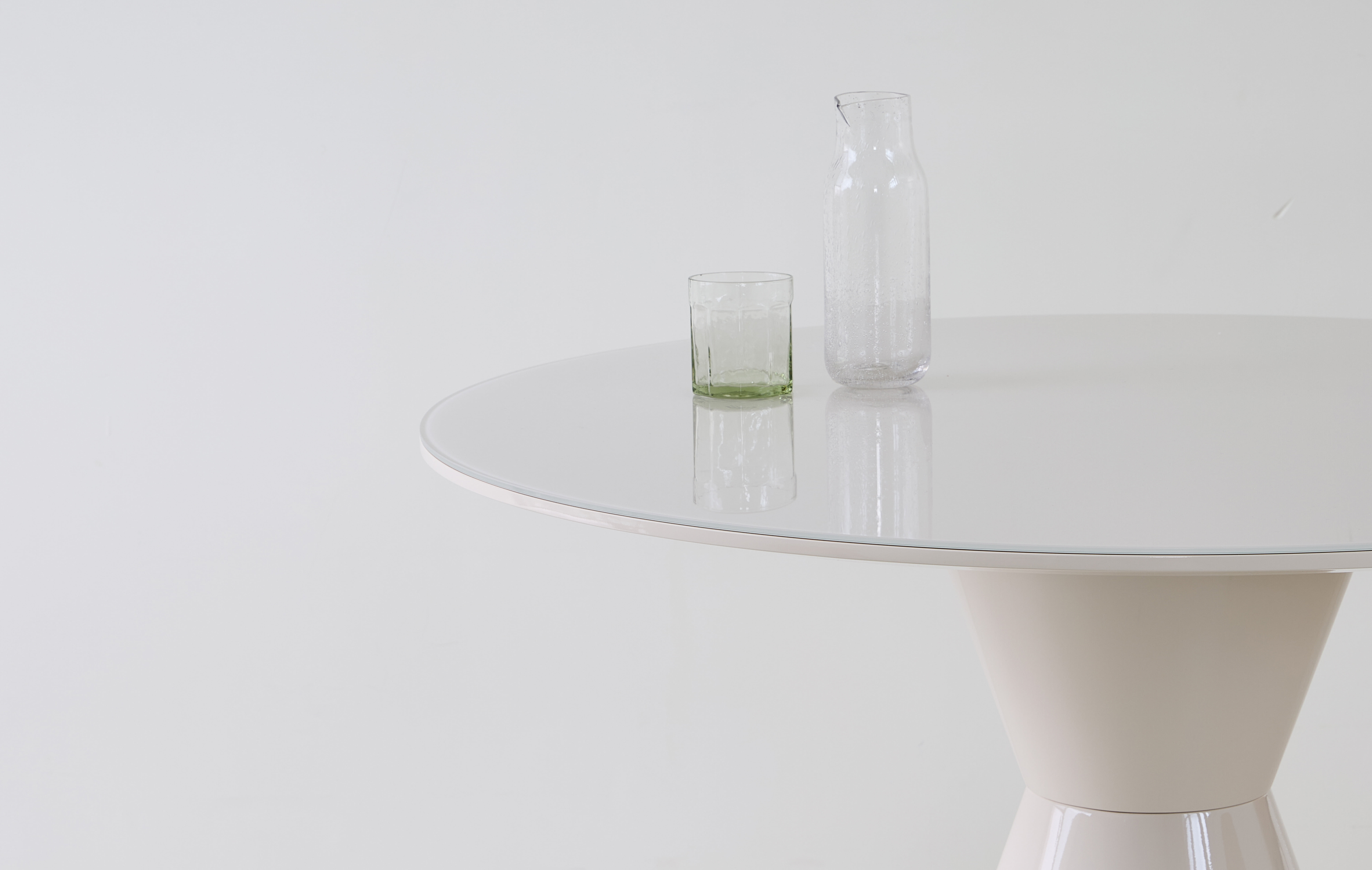 잭슨 Flare Oval Table
