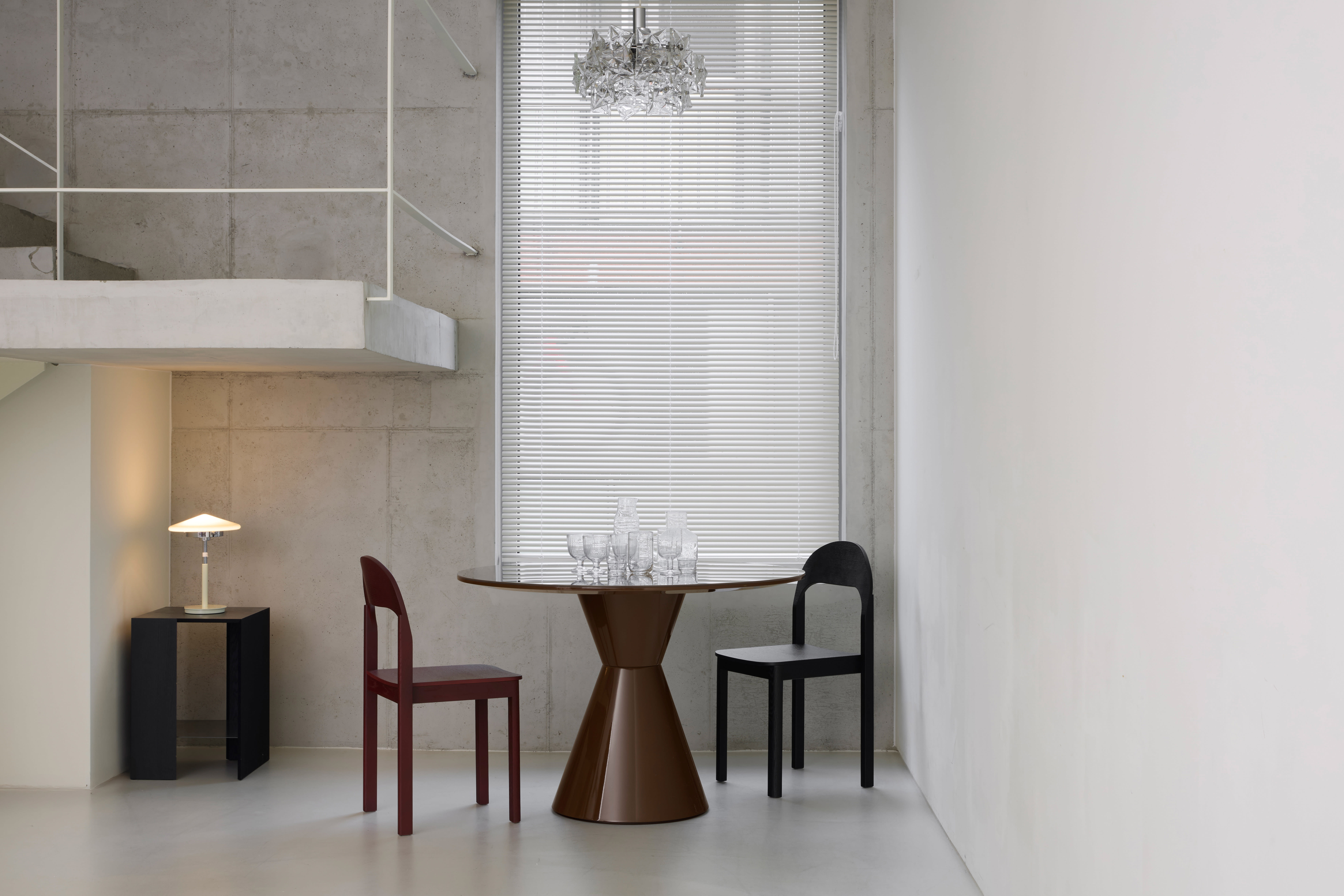 잭슨 Flare Oval Table