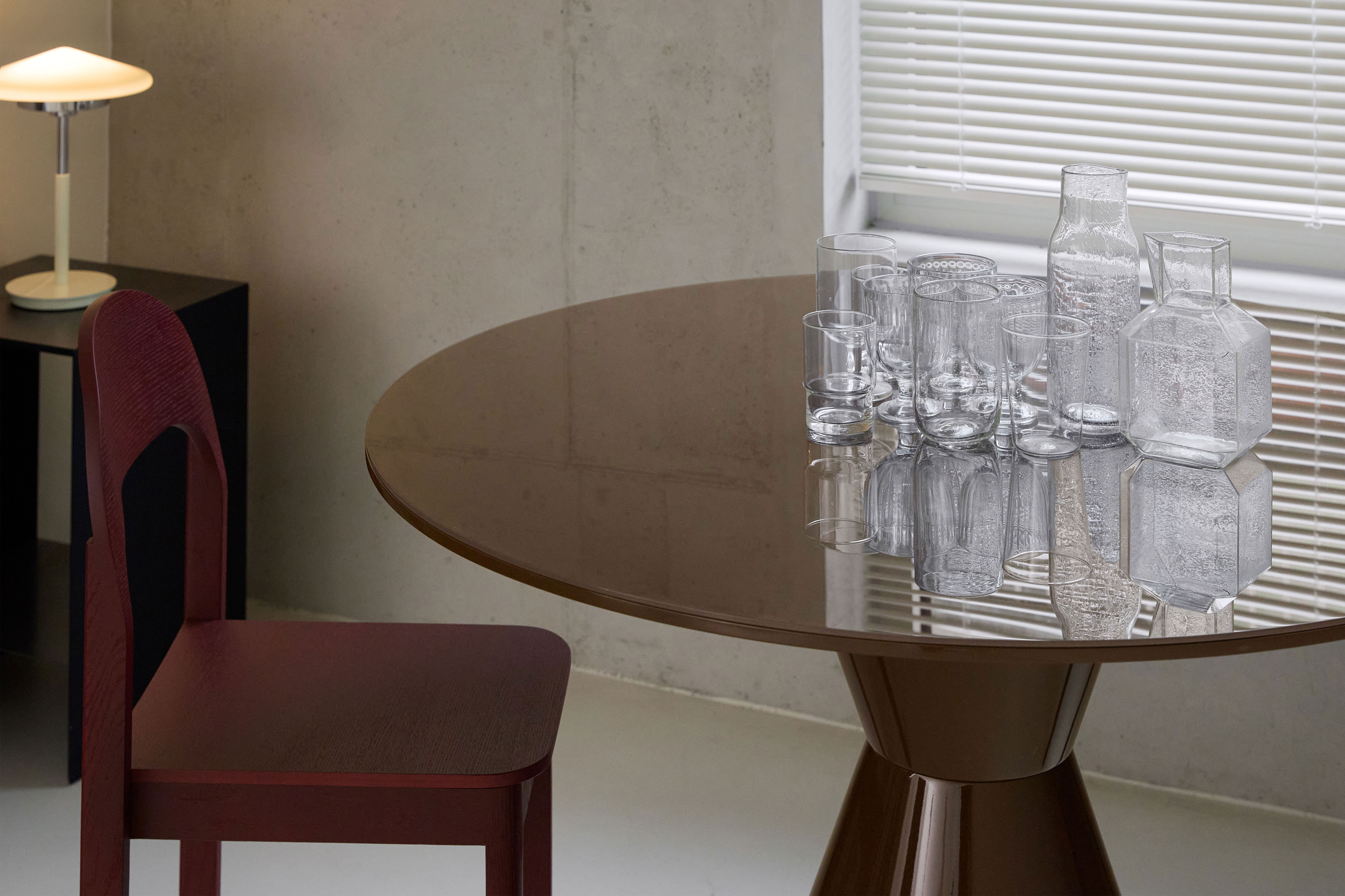 잭슨 Flare Oval Table